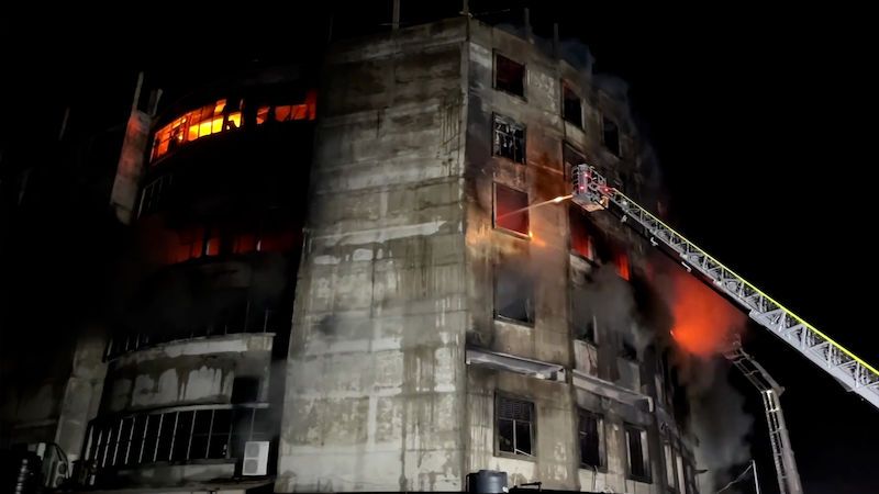 Při požáru továrny na džusy u Dháky zemřelo 52 lidí, nedostali se ven